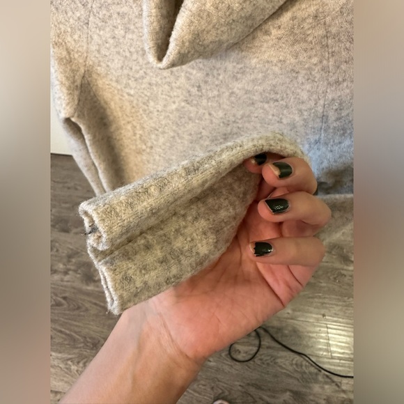 Perfect condition Aritzia Community light grey high neck lightweight sweater - Picture 4 of 7